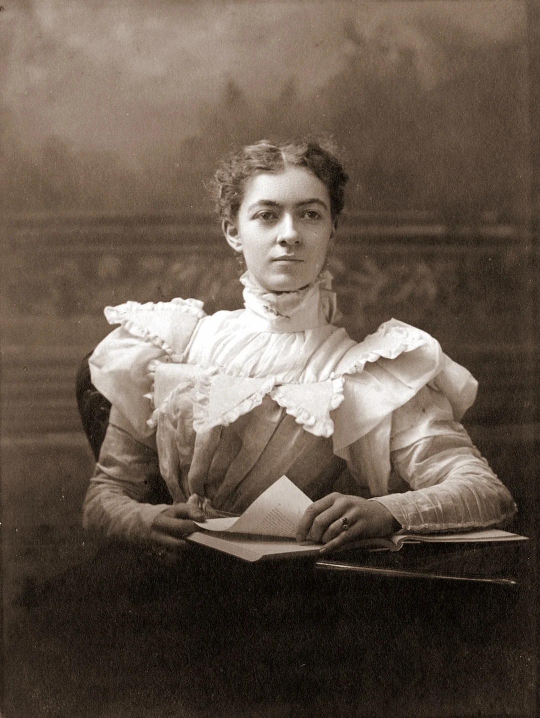 Die junge Mary Engle Pennington in einem formellen Studioporträt um 1890.